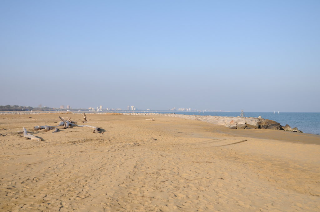 la spiaggia antistante il faro di bibione